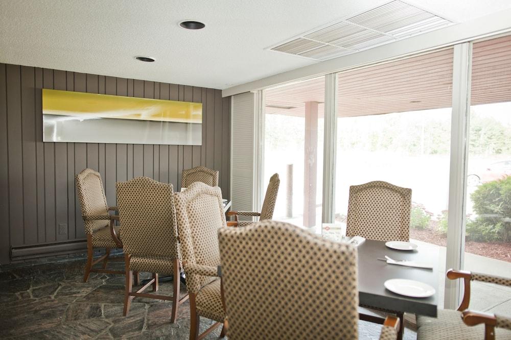 Ramada By Wyndham Pinewood Park Resort North Bay Exterior foto
