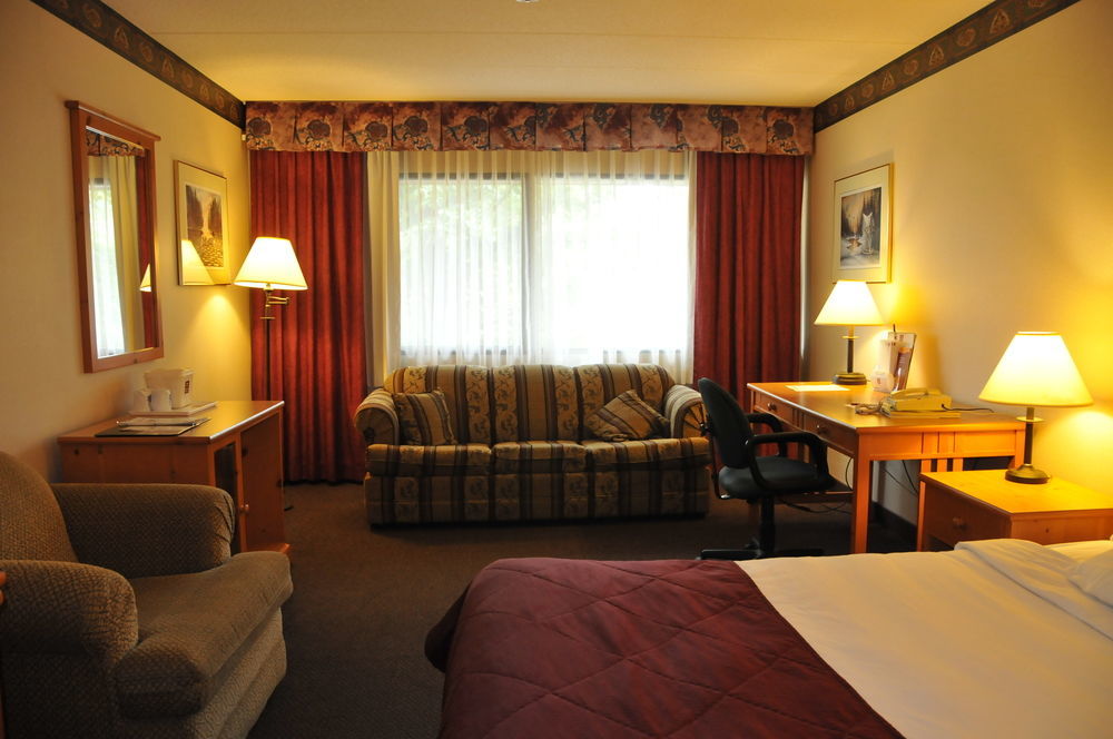 Ramada By Wyndham Pinewood Park Resort North Bay Exterior foto