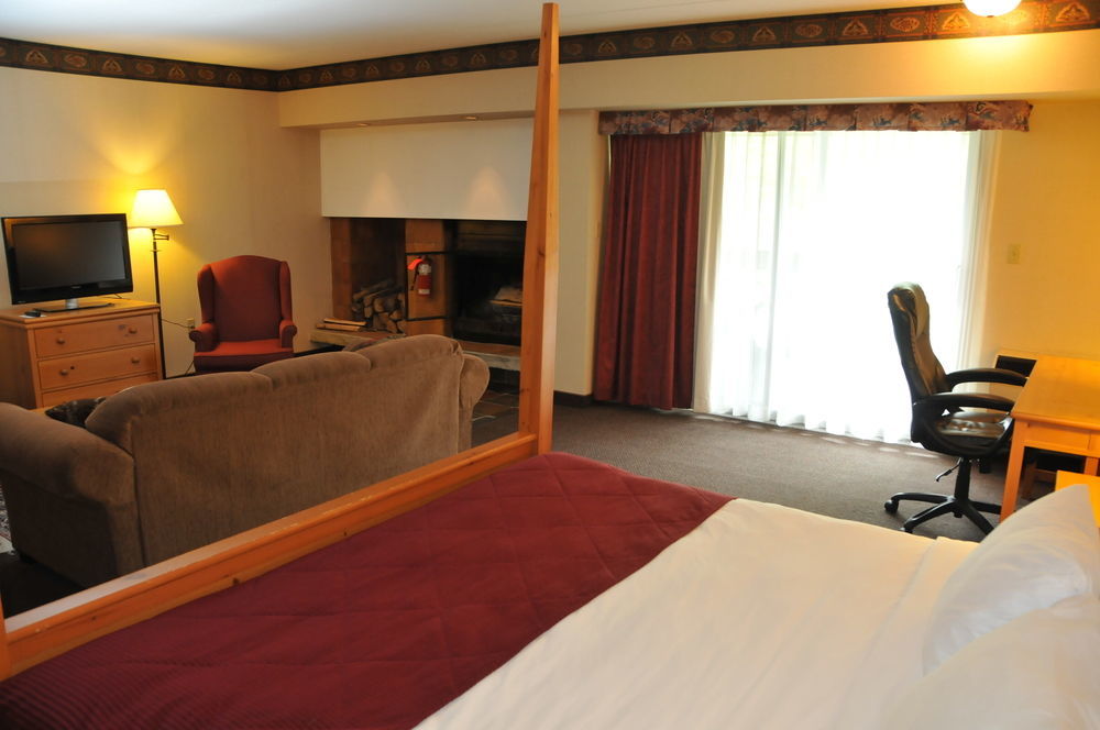 Ramada By Wyndham Pinewood Park Resort North Bay Exterior foto